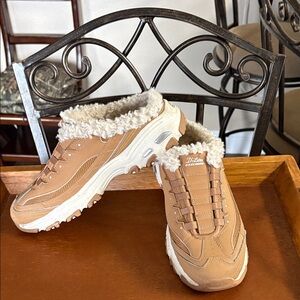 Skechers D’Lites Mules with Faux Fur Lining